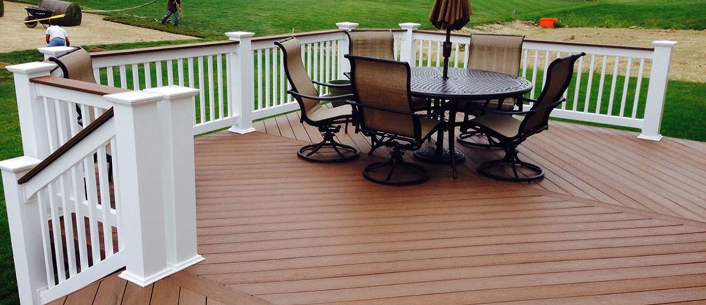 Custom Deck with Outdoor Dining Set