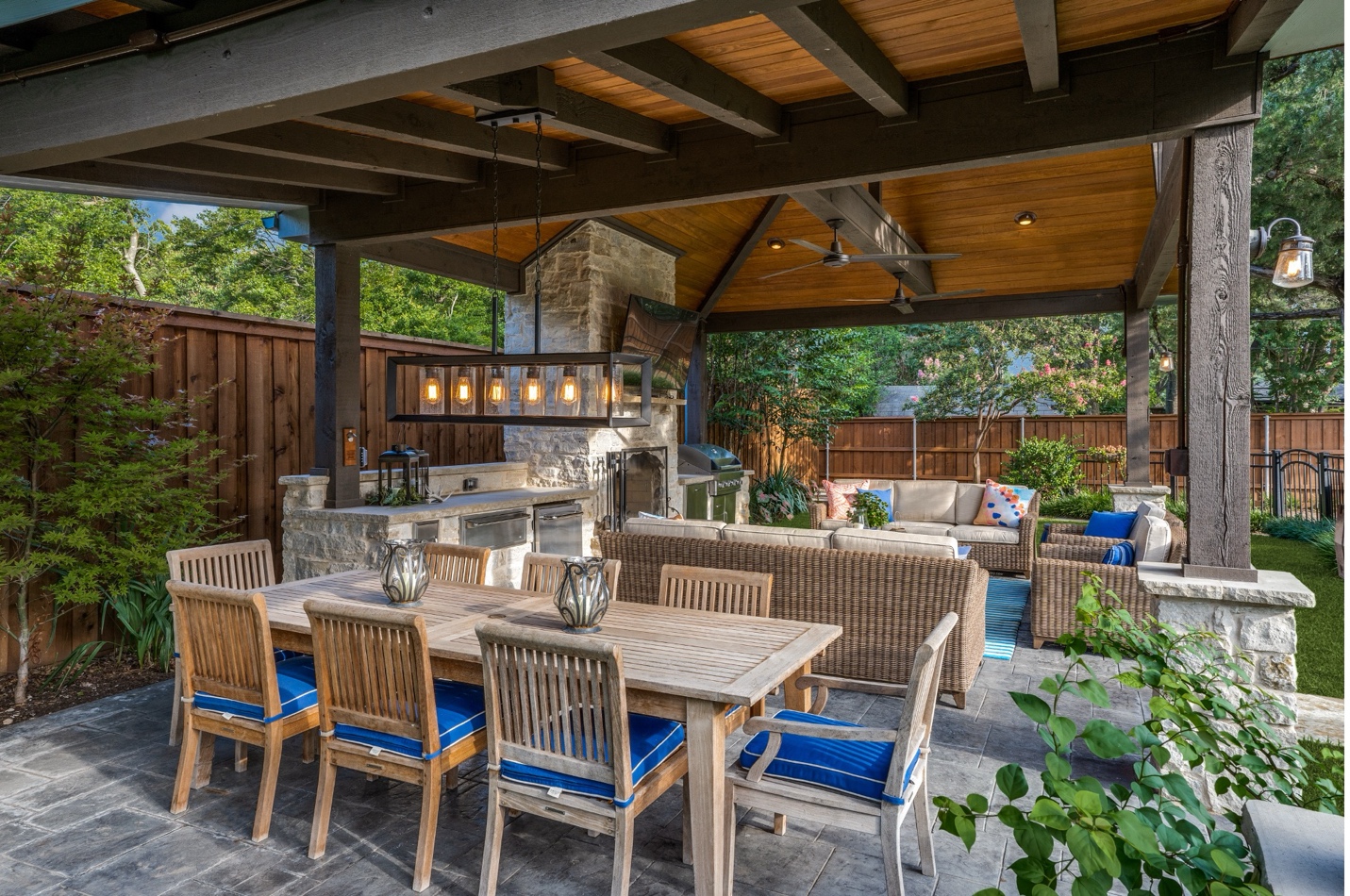 A patio with a table and chairs

AI-generated content may be incorrect.