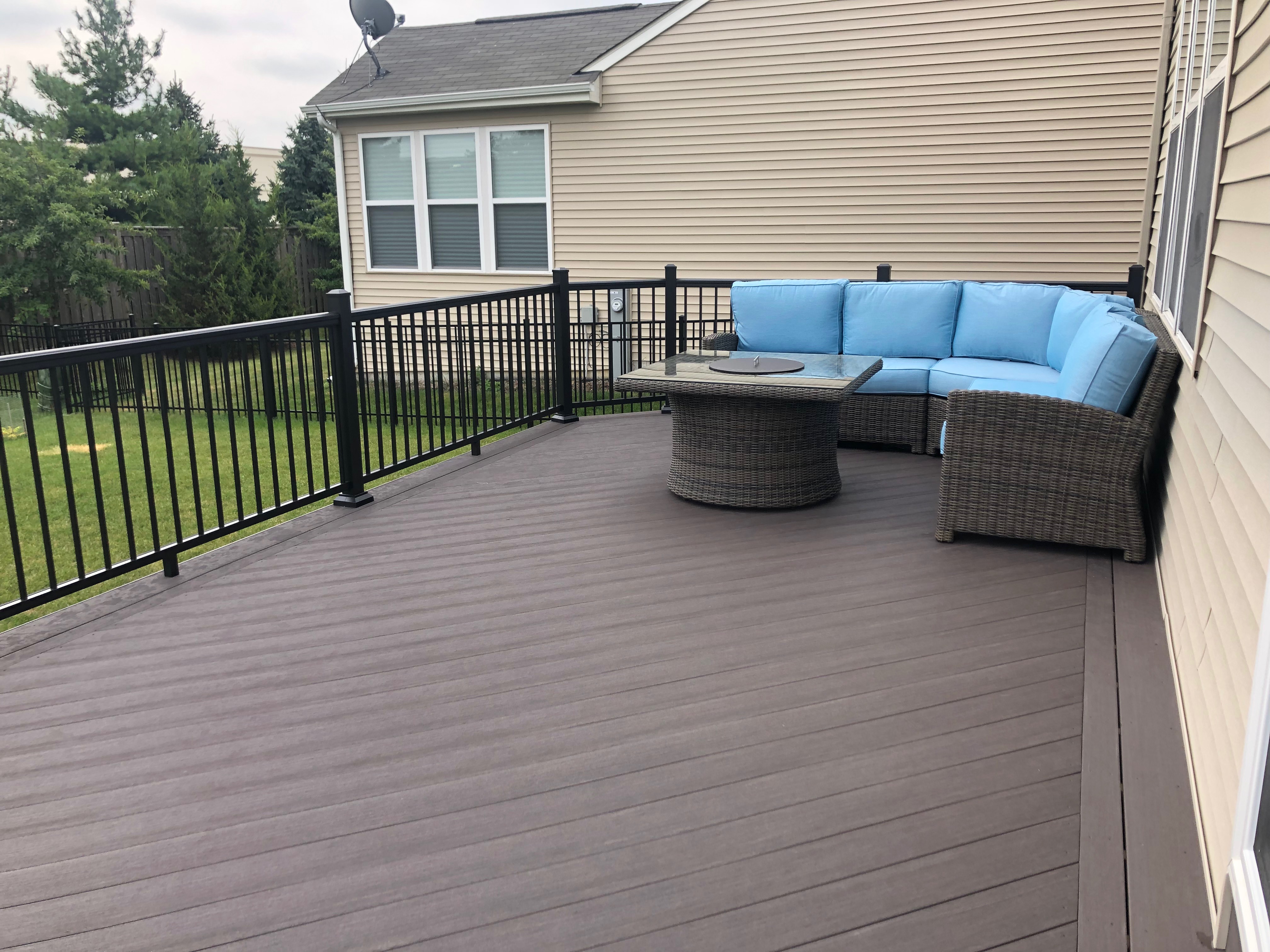 Composite deck with aluminum rails in Charlotte, NC by deck builder, Archadeck.