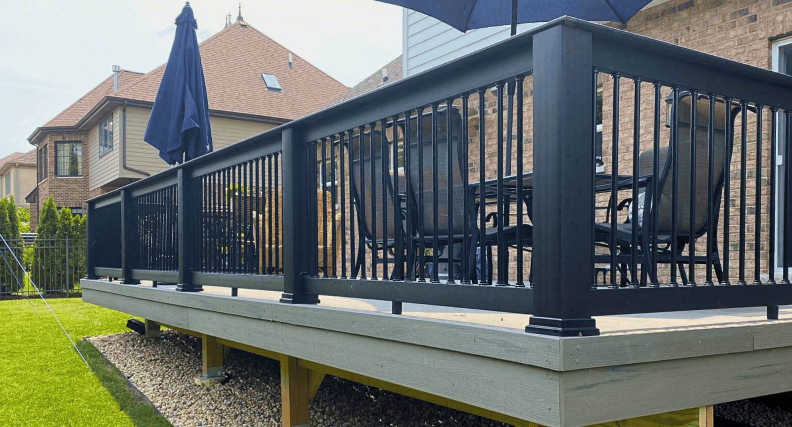GIF of a deck with 200 dollar bills on each rail section.