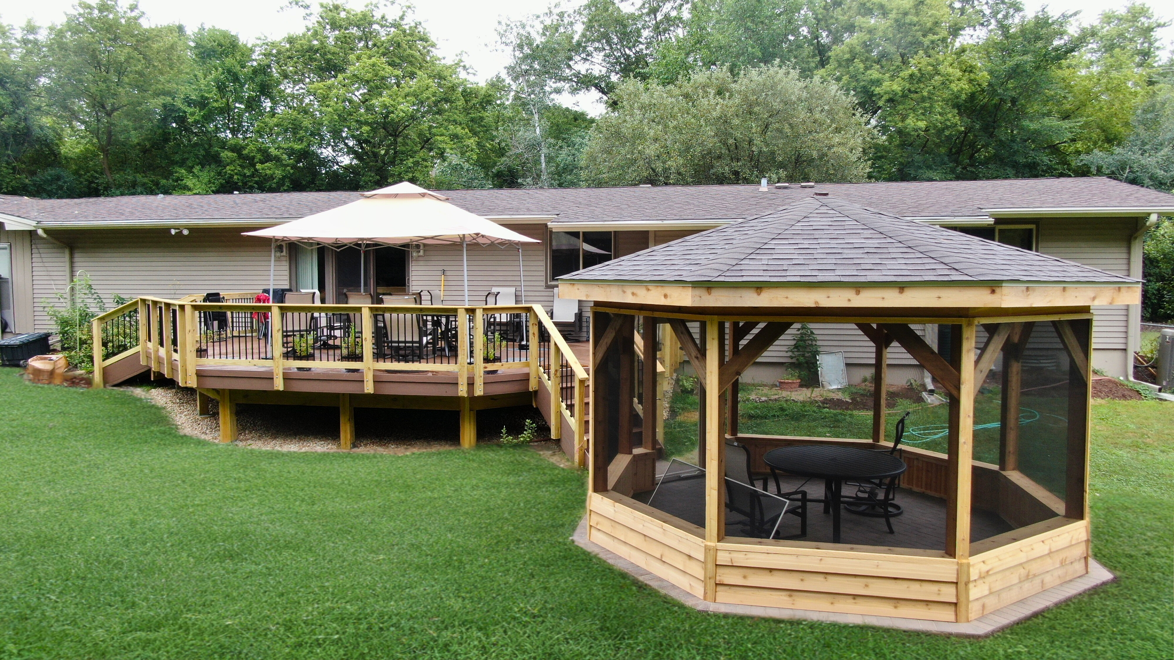Gazebo and deck in Crystal Lake by Archadeck
