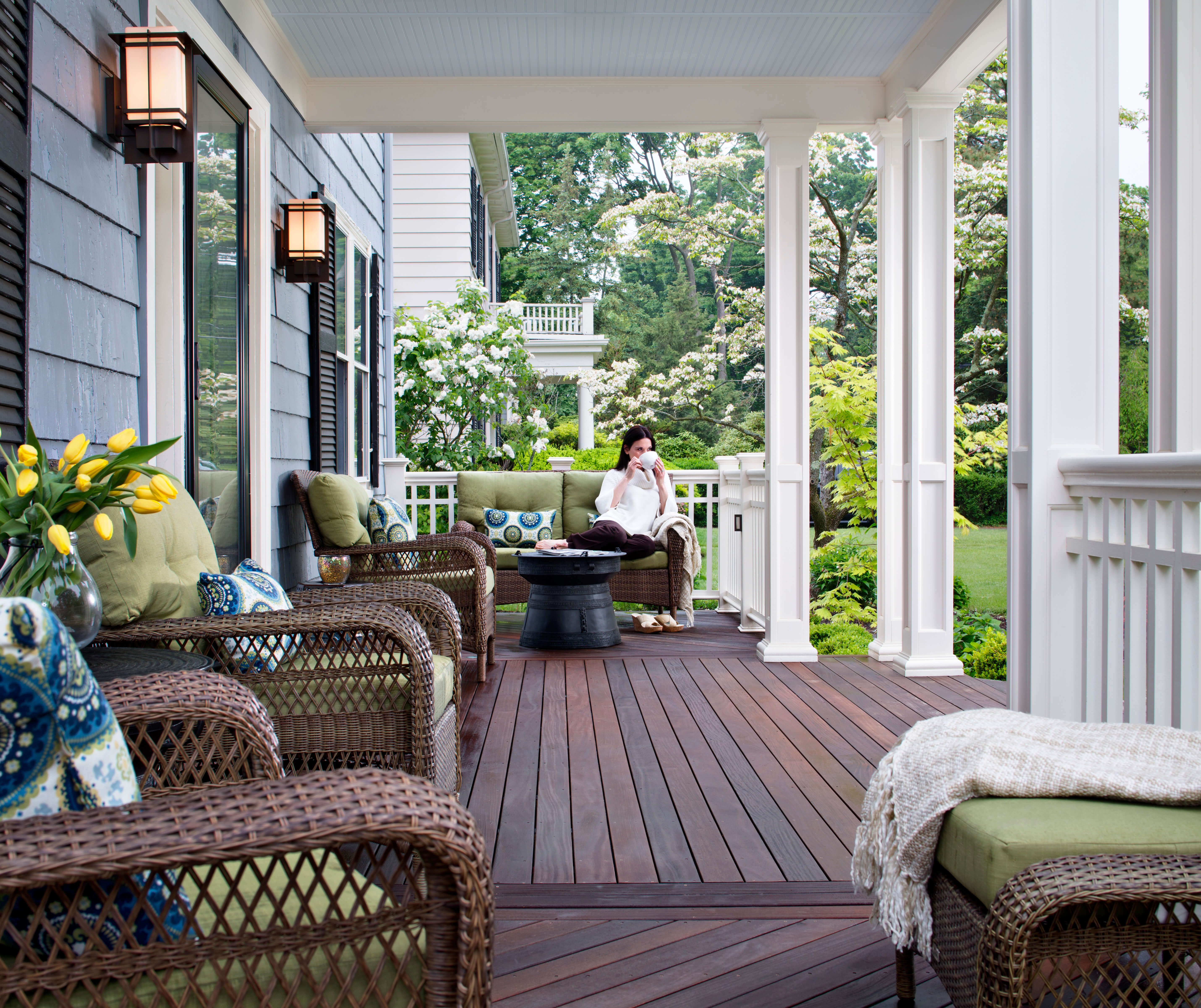 front-porch-with-white-columns