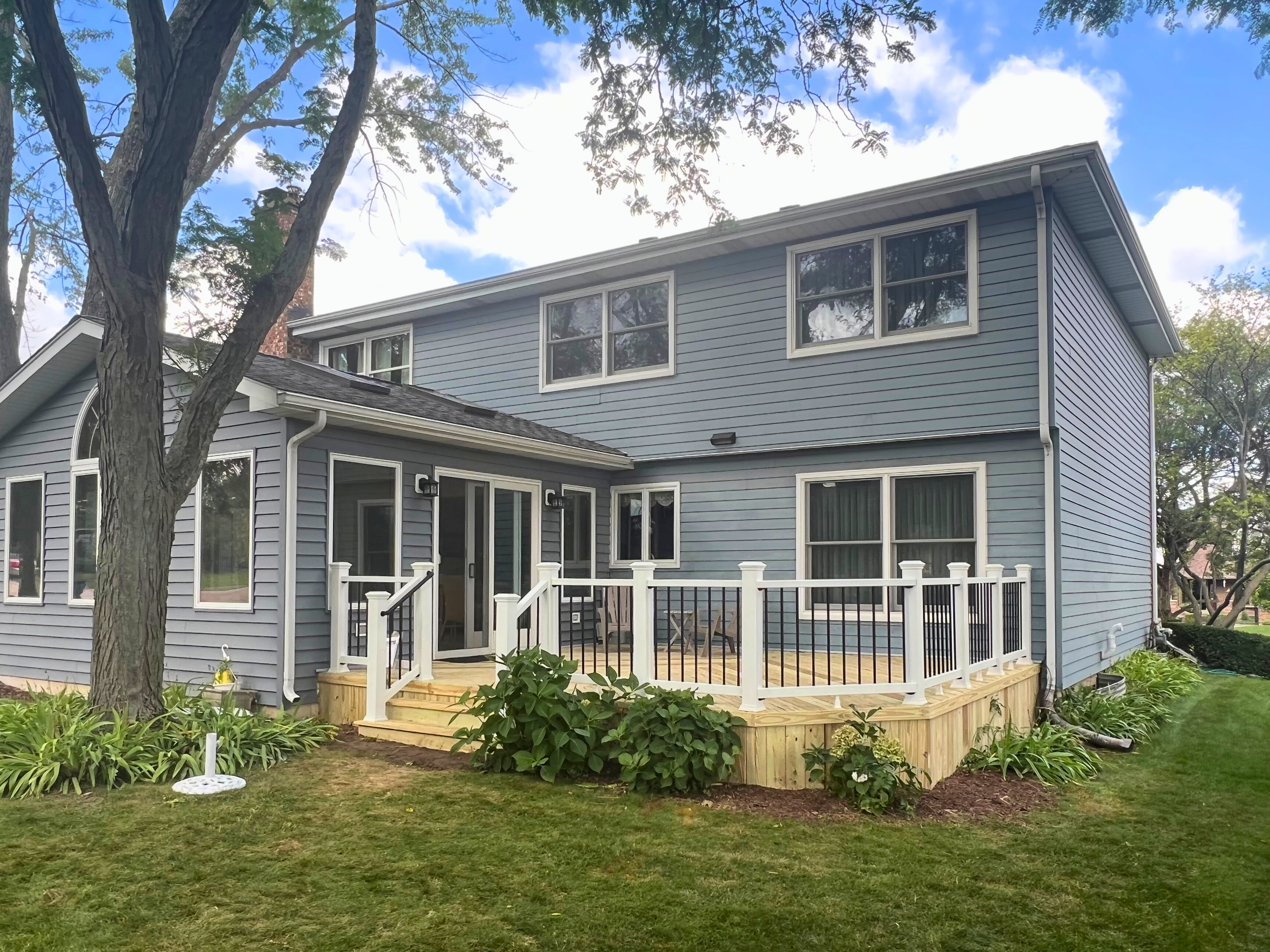 Stunning wood deck in Schaumburg built by local deck builder Archadeck of Chicagoland.
