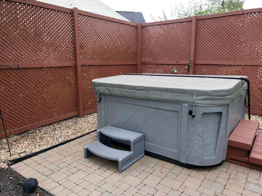 Hot tub area with privacy wall