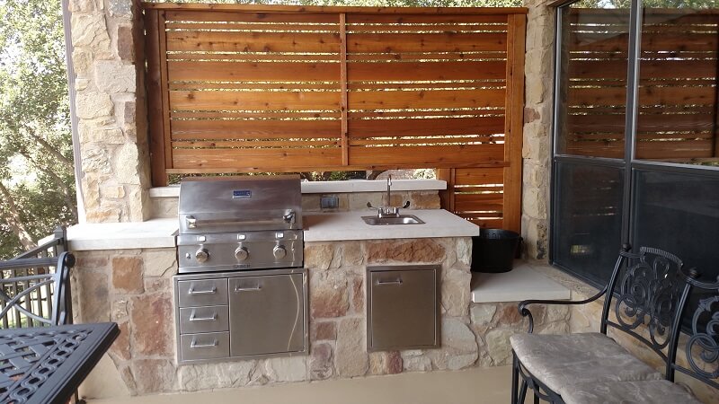 Austin Outdoor Kitchen With Privacy Screen
