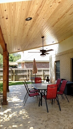Covered patio with dining area