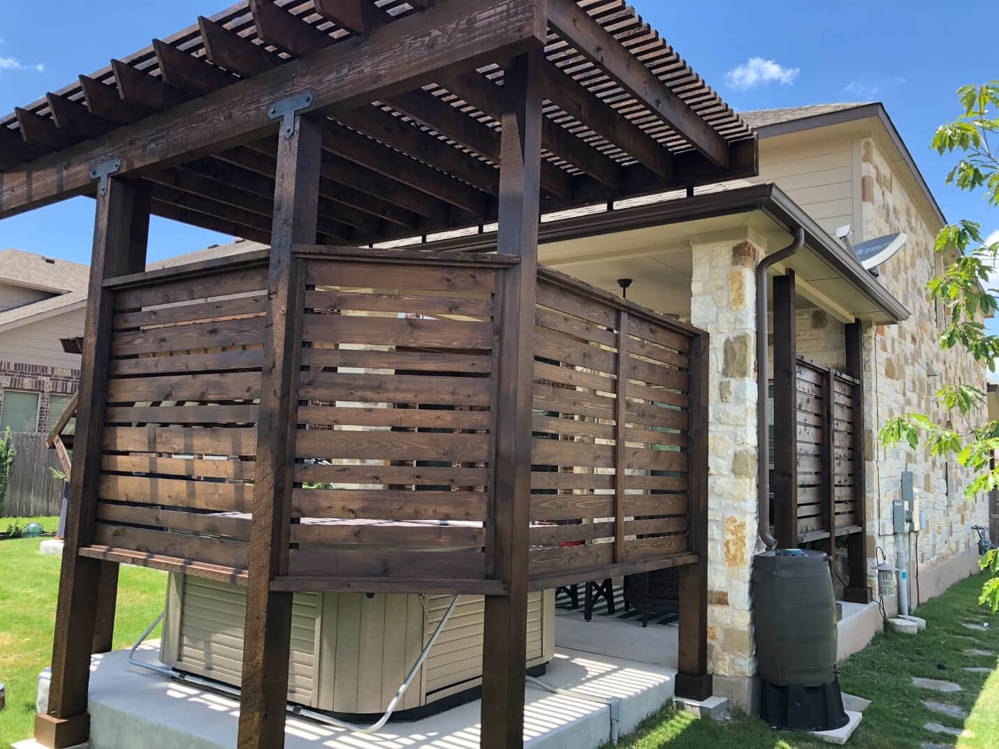 Hot tub with pergola and privacy wall