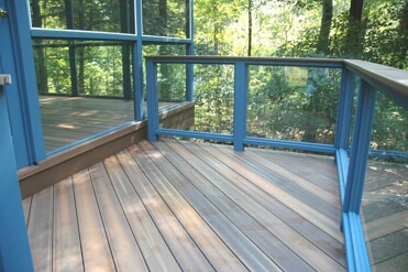 Fiberon deck and screened porch with tempered glass rail in Ivorytown, CT