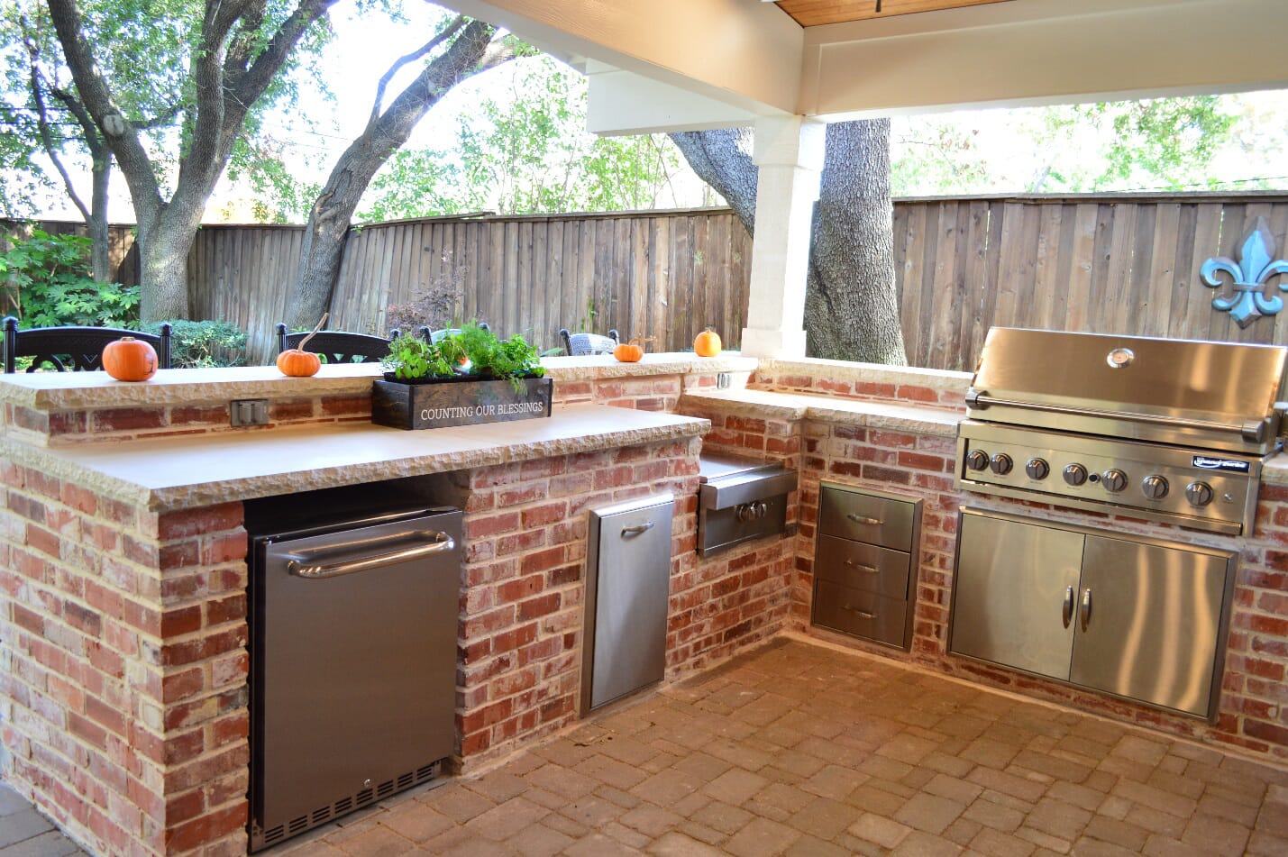 covered patio with outdoor kitchen