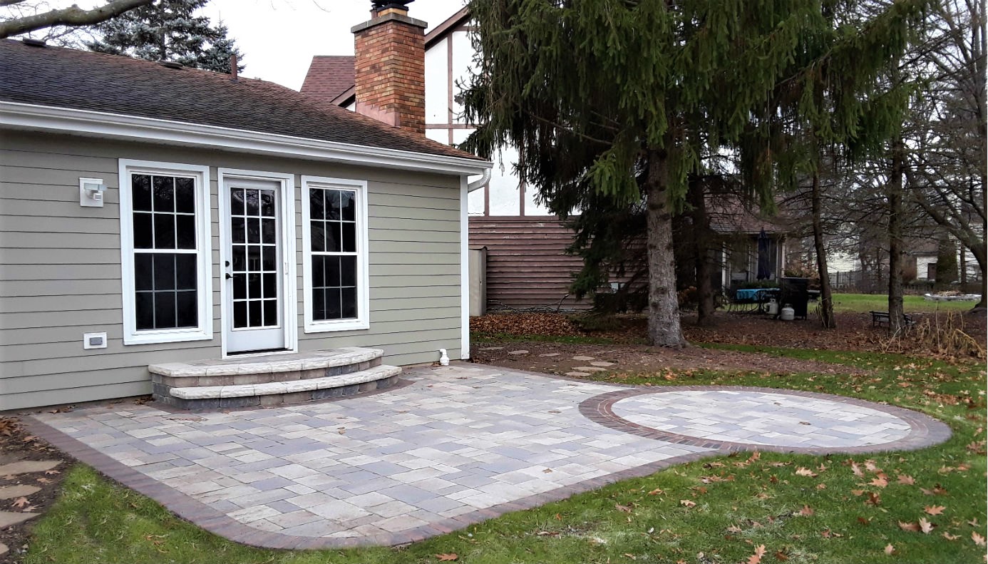 Inset Circle and Stoop Patio
