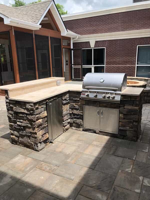 Outdoor kitchen area with built in barbecue