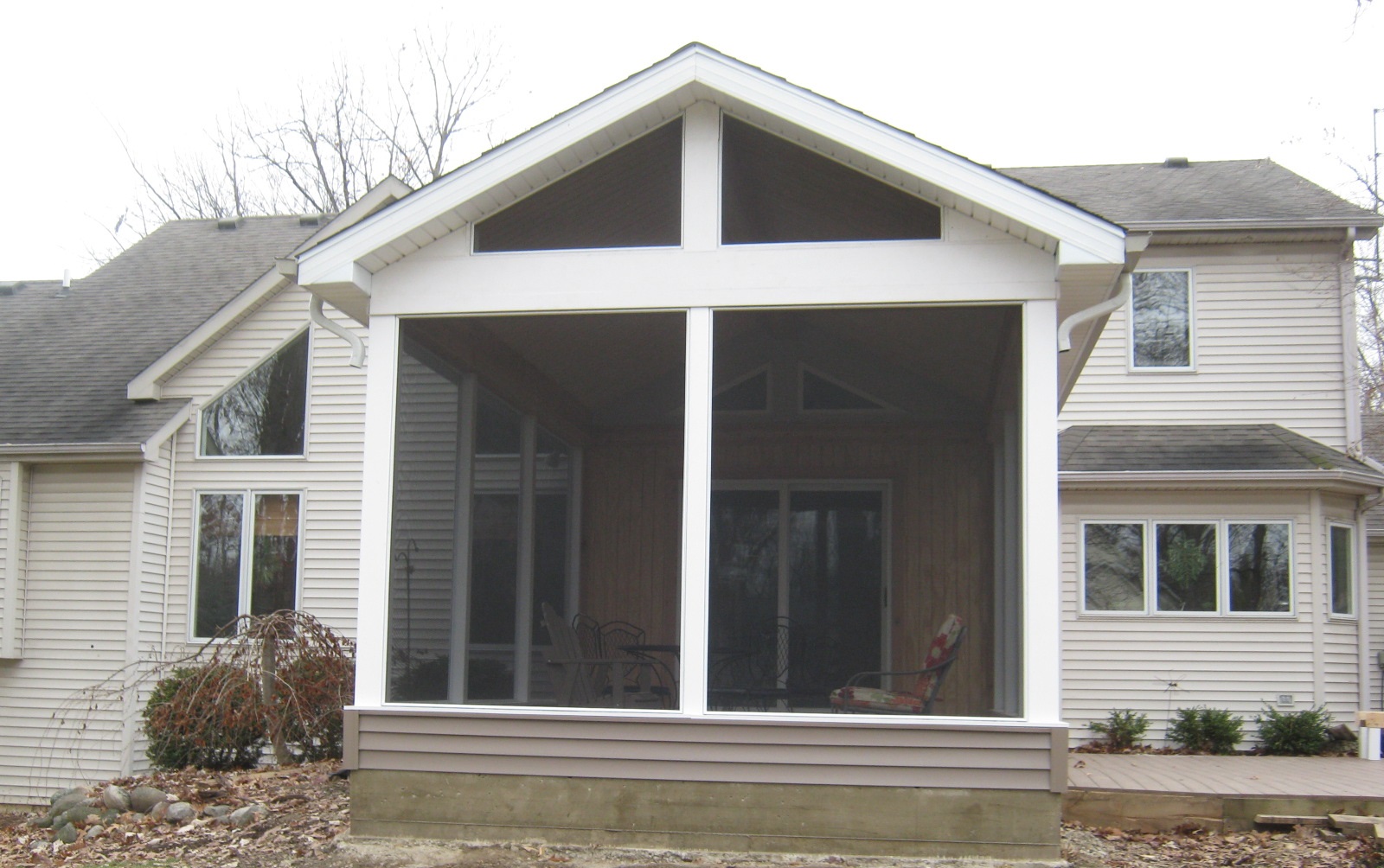 Fort Wayne Eze Breeze porch with large screened openings