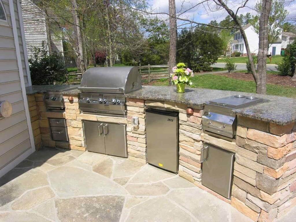 Patio with built in kitchen & barbecue