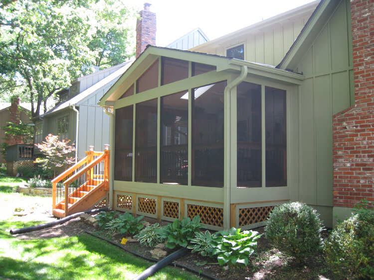 screened porch with lattice skirting 