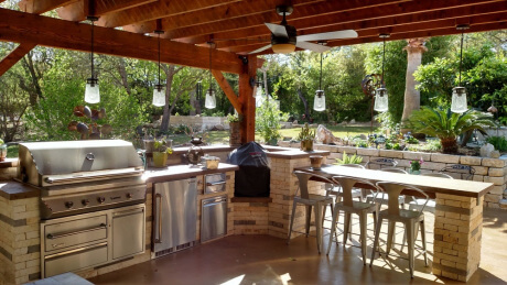 Outdoor-kitchen-and-overhead-pergola-featuring-a-polygal-cover
