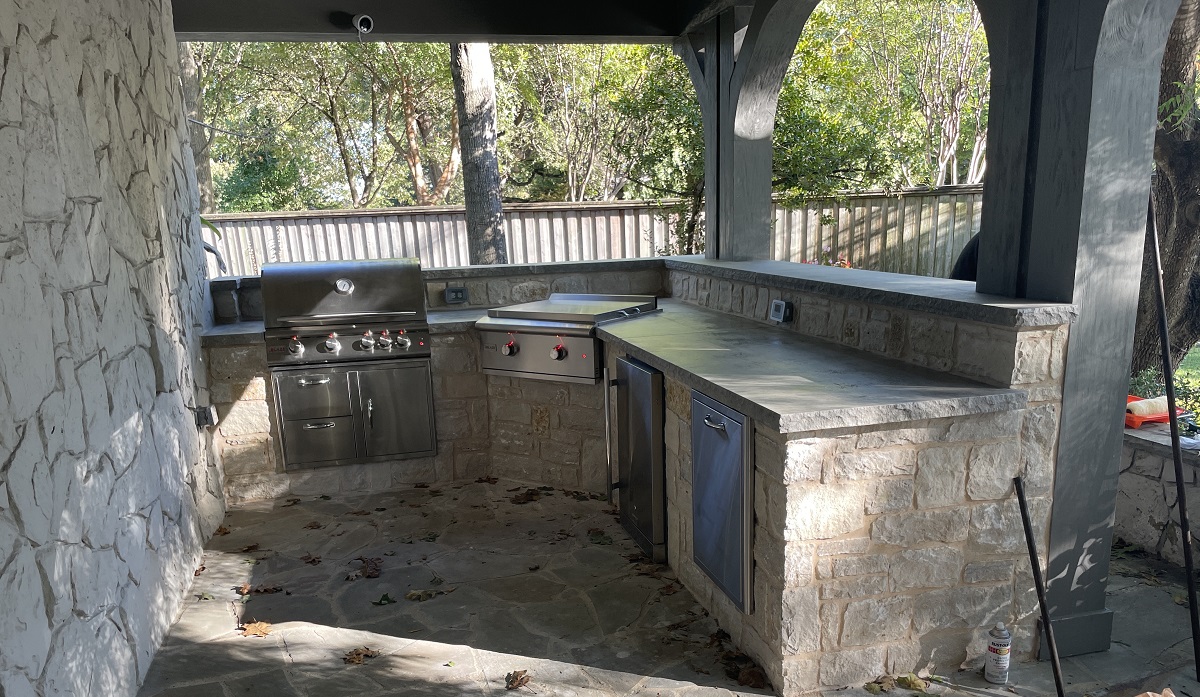 L-shaped dallas outdoor kitchen designs 