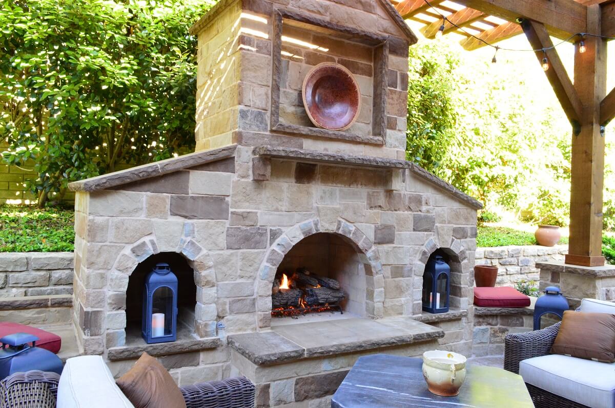 Outdoor fireplace