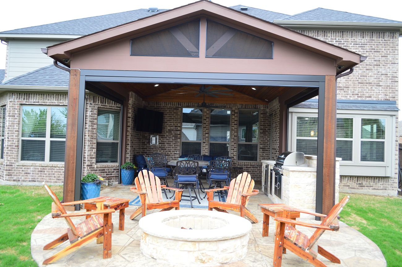 covered patio with retractable screen
