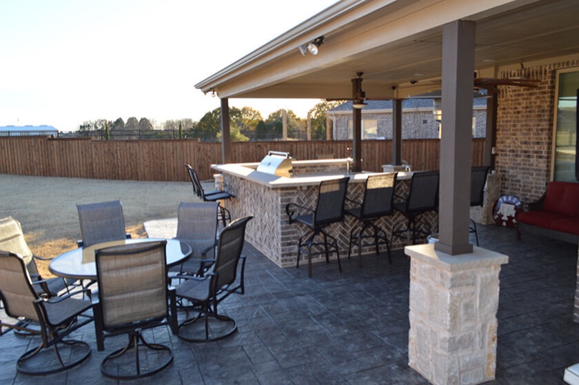 covered patio with outdoor kitchen
