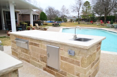 Covered-patio-and-poolside-outdoor-kitchen-in-Heath-TX