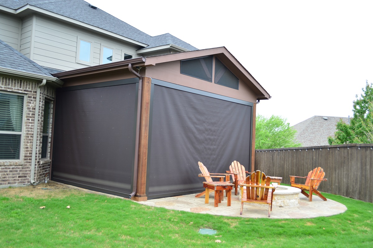 covered patio with retractable screen