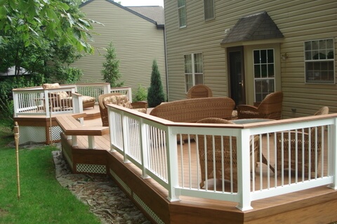 Composite deck with white vinyl railing