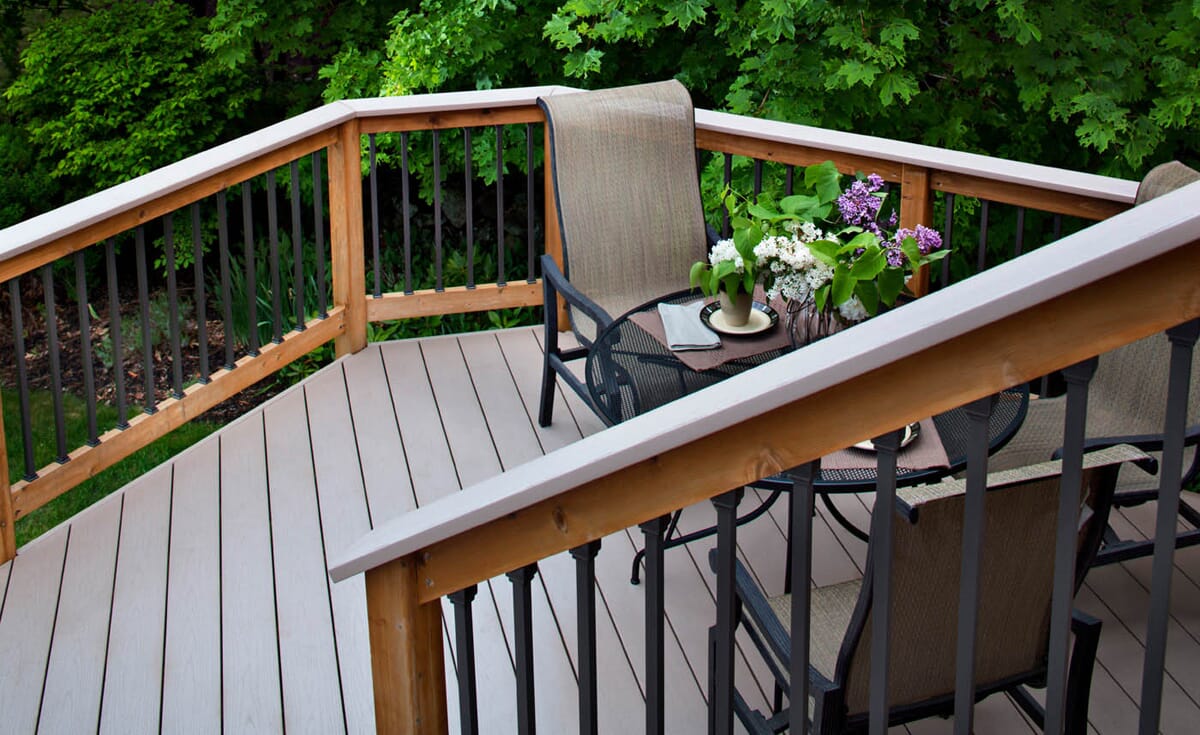 Composite deck with hybrid railing