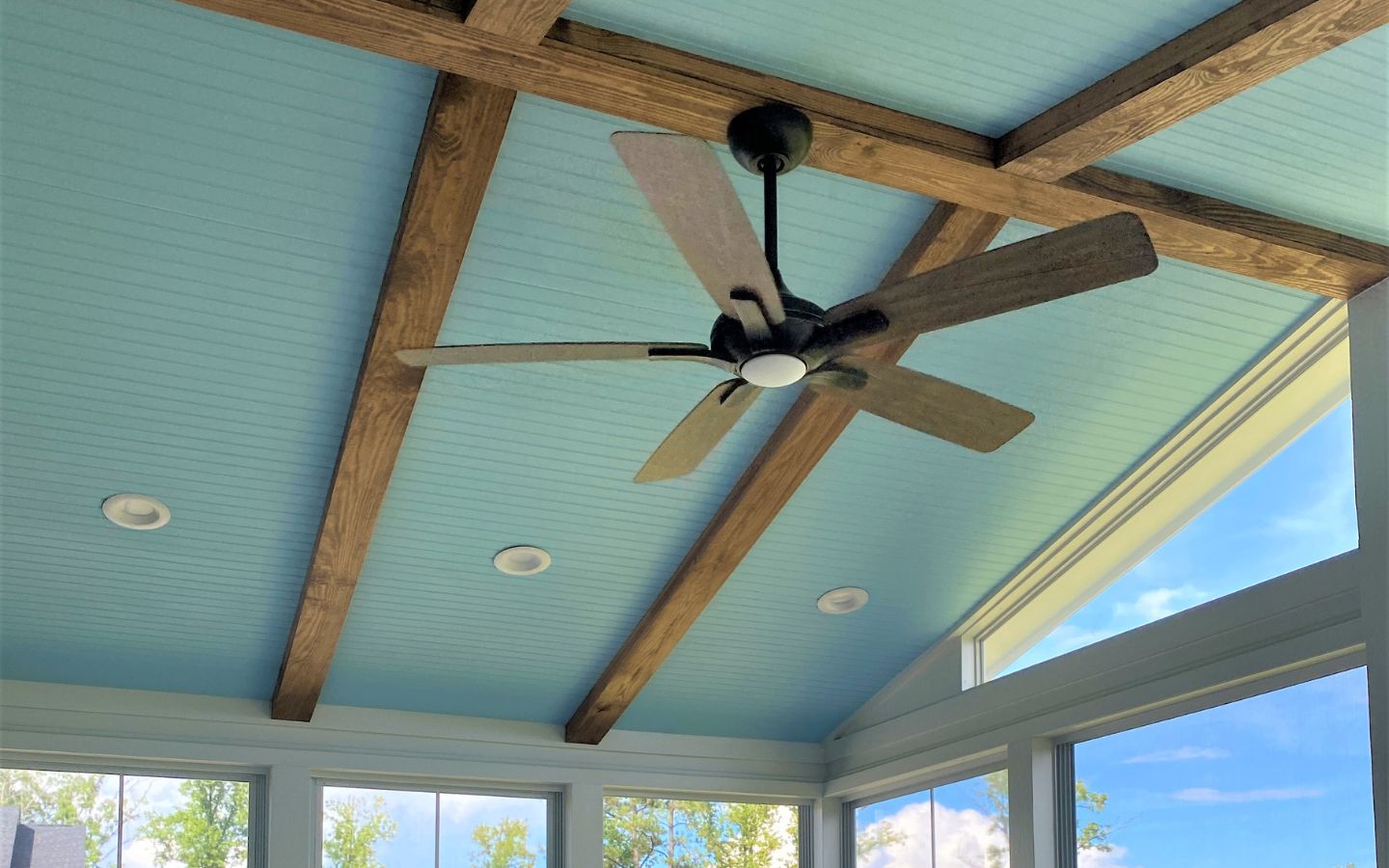 A ceiling fan in a room
AI-generated content may be incorrect.