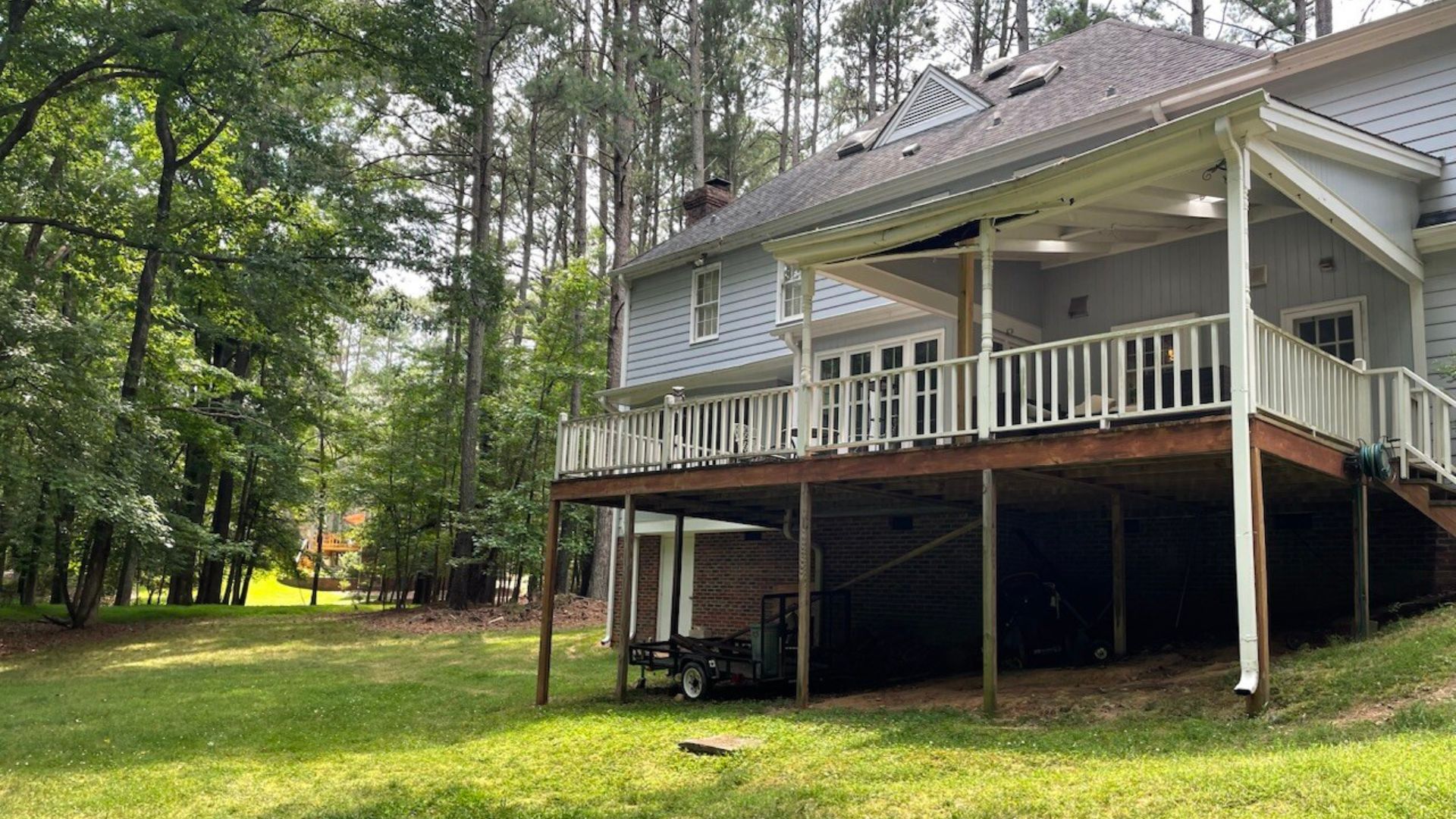 A house with a deck and a lawn

AI-generated content may be incorrect.