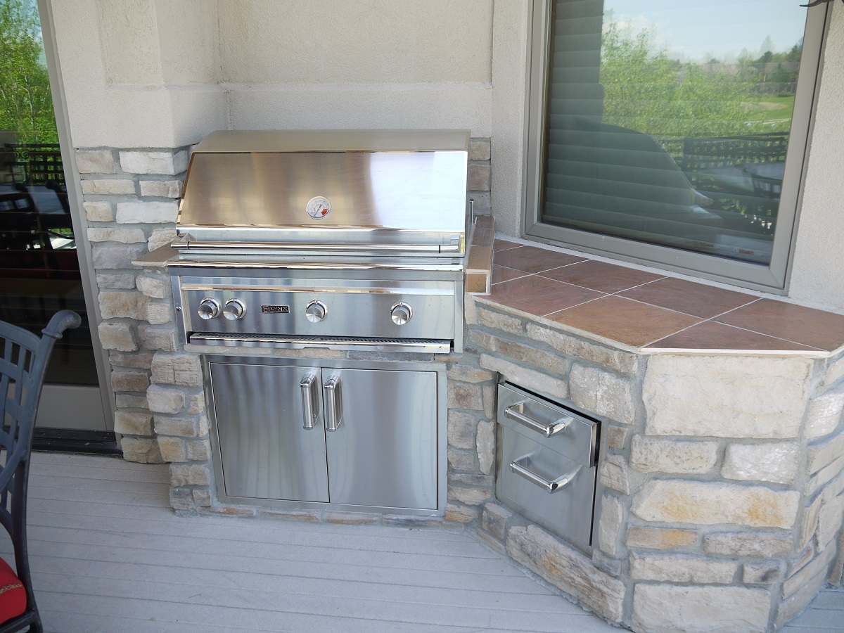 Outdoor kitchen feature