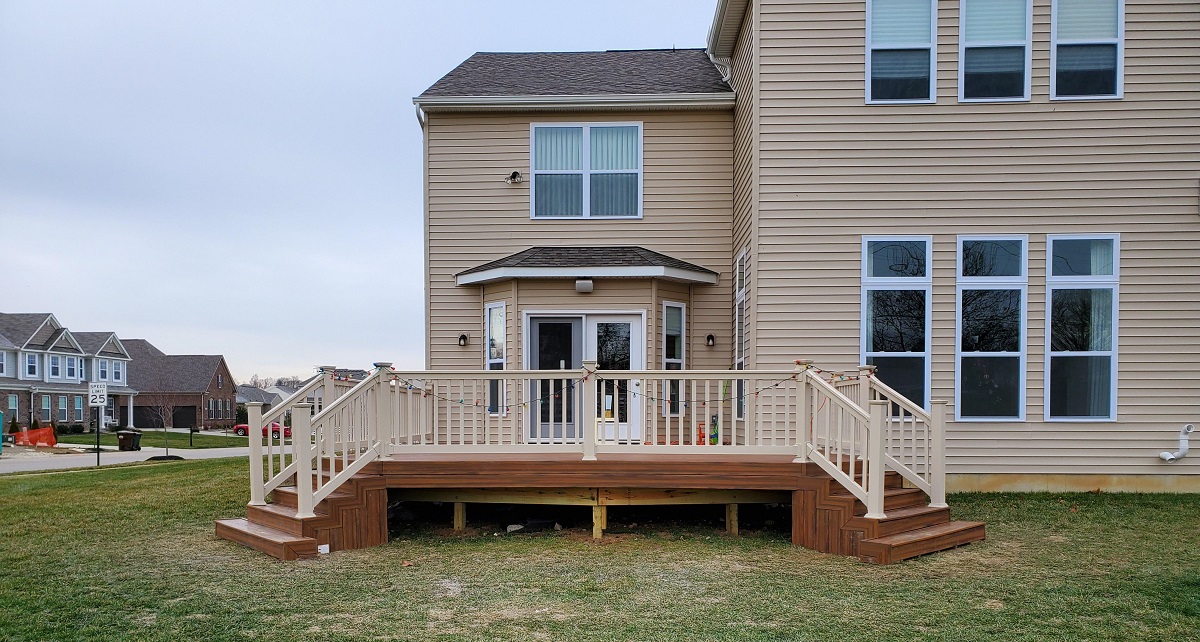 Mt.-Hope-vinyl-railing-for-the-new-deck-addition