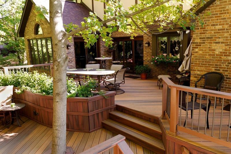 Deck with outdoor furniture and built in planters
