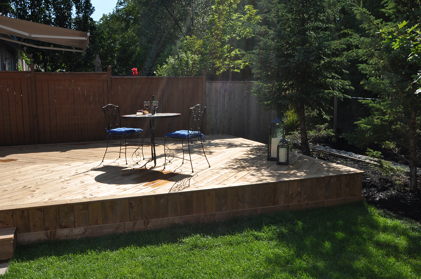 Backyard deck with table and chairs.