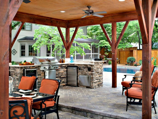 Porch with built in kitchen and patio furniture