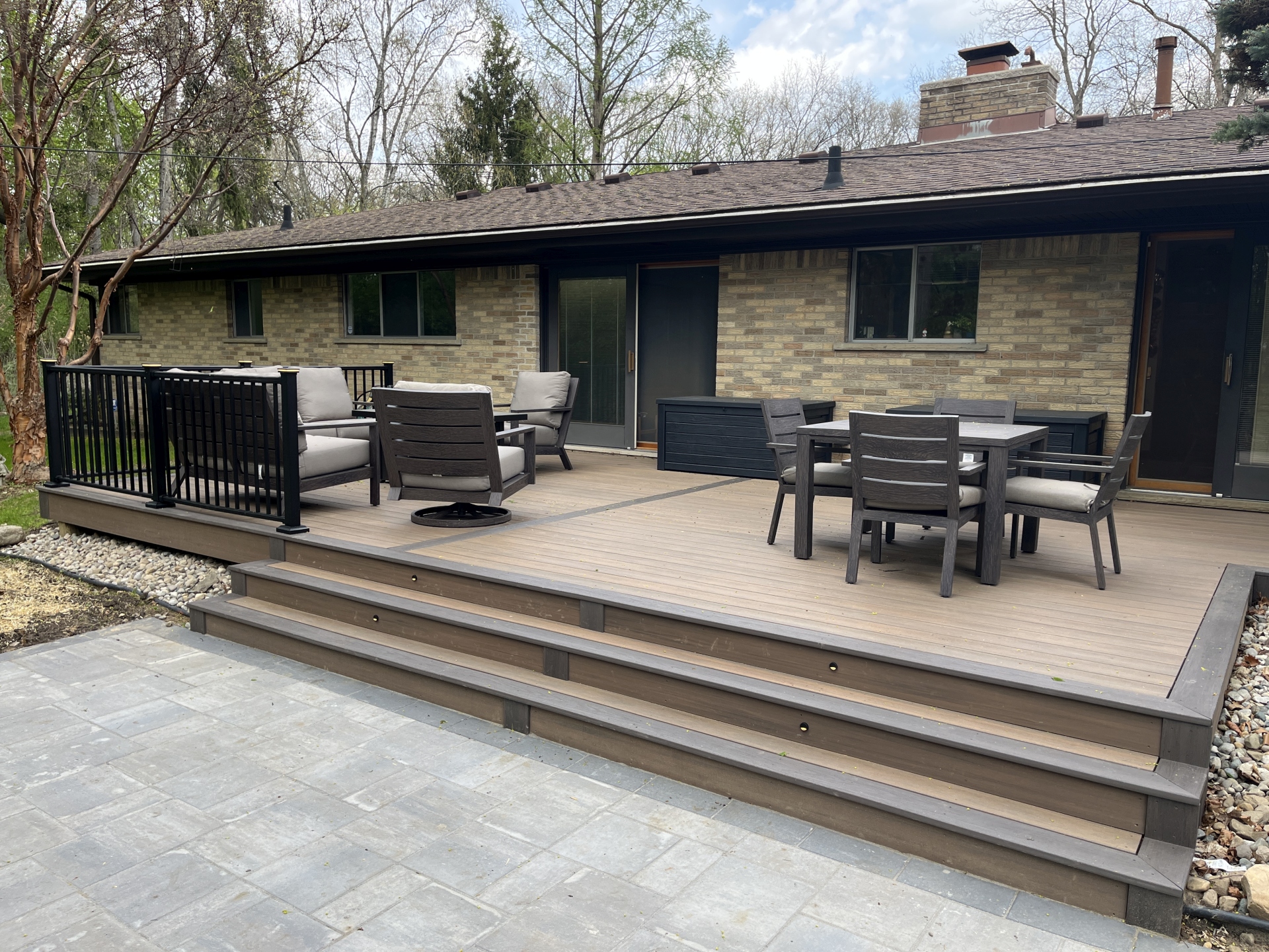 composite deck with patio furniture