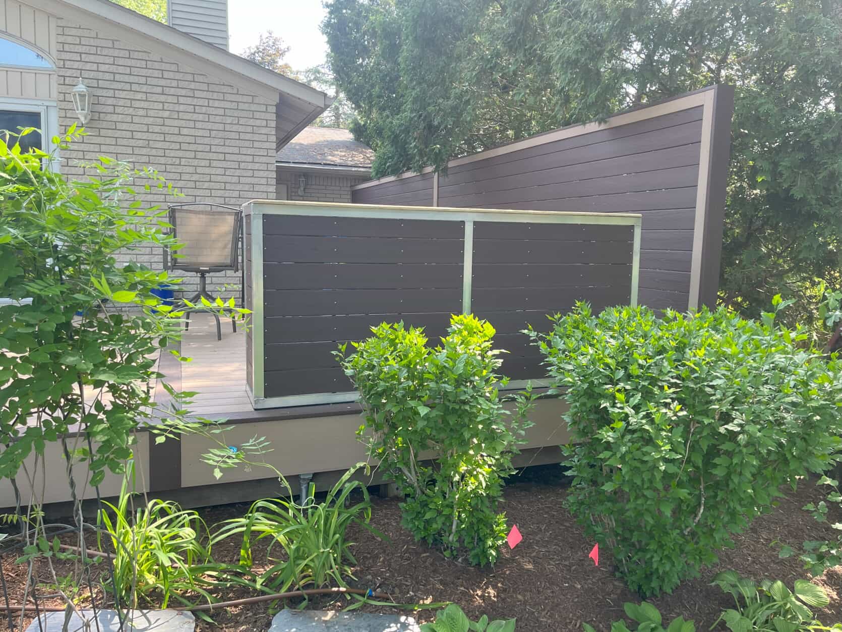 Two-tone deck with Tiki-Bar and Privacy Wall in South Lyon