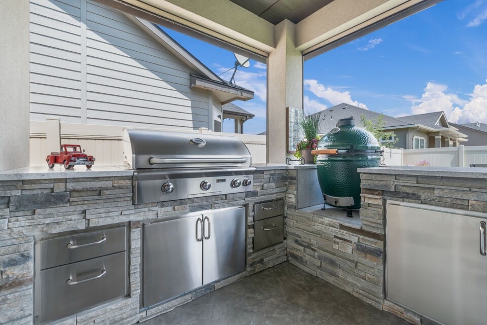 outdoor kitchen