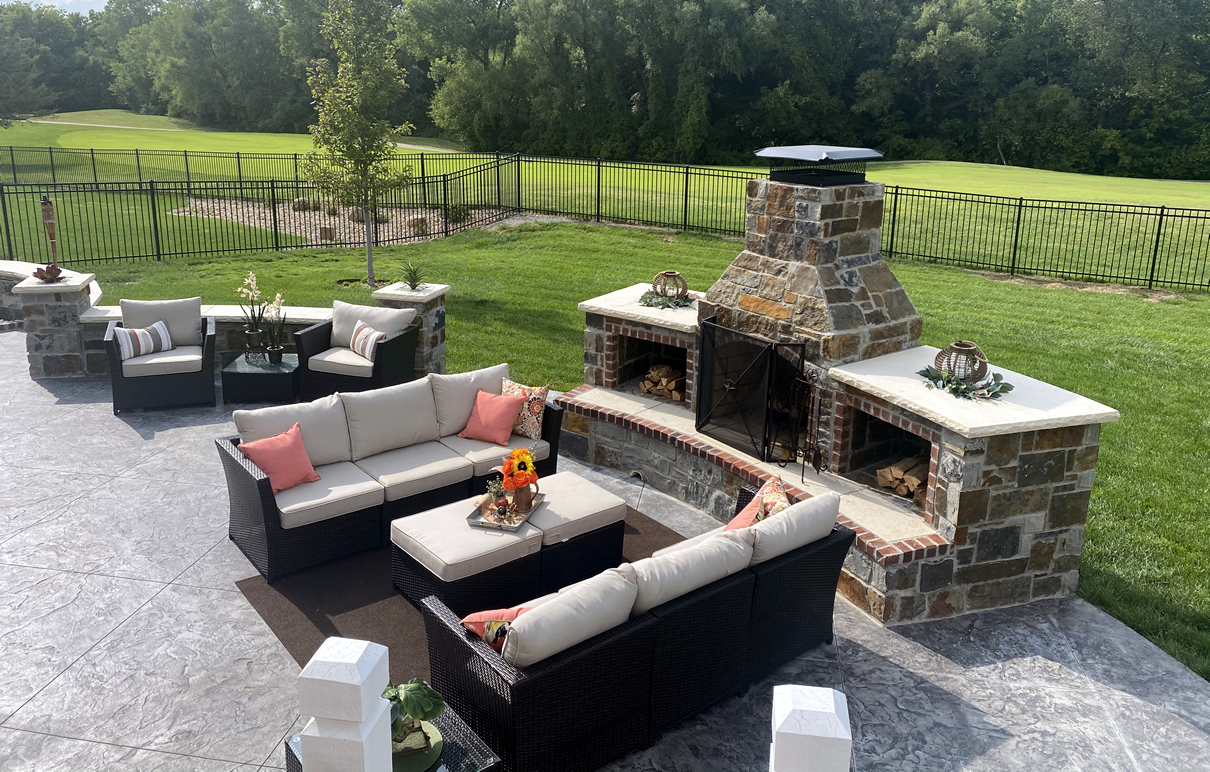 outdoor fire place and living area hardscape