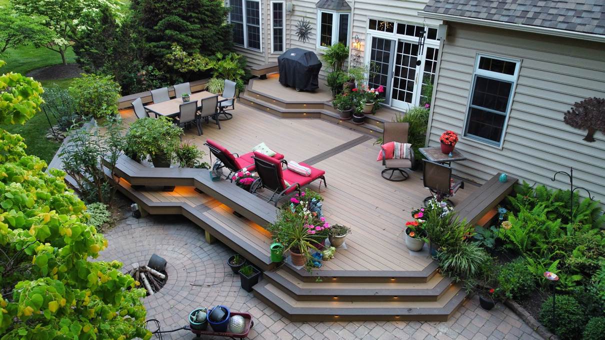 deck with lawn furniture