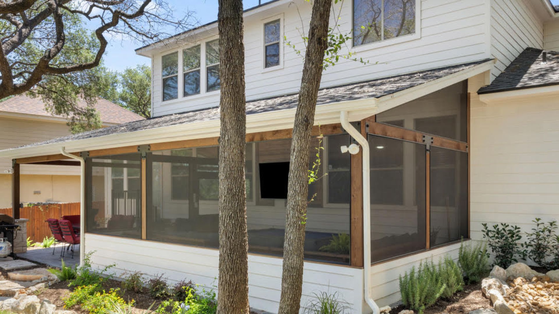 Side view of screened patio
