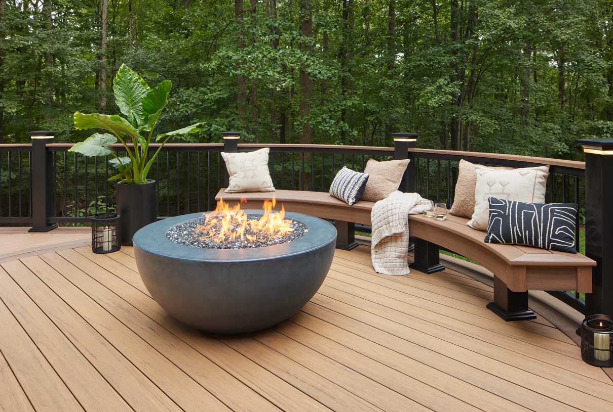 difference in deck builders and deck contractors