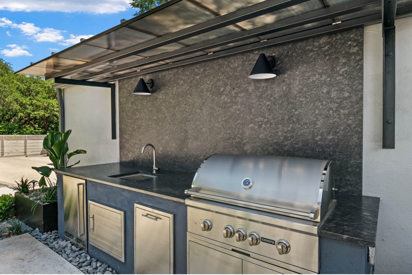 Luxury outdoor kitchen builders